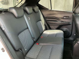 キックスは通常のハイブリット車に比べ、フロントシート足元付近にバッテリーがあるだけ!更にフロントシート背面形状を最適化し、後席ニールームを拡大。大人でもゆったりと座ることができる広さを実現しています!