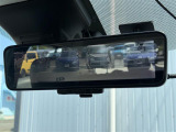 【デジタルインナーミラー】車両後方カメラの映像をミラーに映すことが出来ます。 そのため、後席に人や荷物があって後方が見えづらい場合でもしっかり視界を確保することが出来ます。