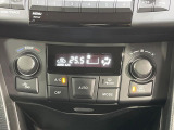 【オートエアコン】一度お好みの温度に設定すれば、車内の温度を検知し風量や温度を自動で調整。暑い&hellip;寒い&hellip;と何度もスイッチ操作をする必要はありません。快適な車内空間には必須の機能ですね♪