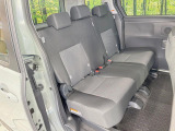 広々とした2列目シートは居住性が高く、居心地も快適!友達や家族とのお出かけにぴったりです。ベビーシートやチャイルドシート使用時も快適にお過ごしいただける十分な空間を確保しています。