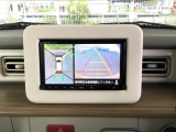 車両を上空から見下ろしたように映し出し、車両周囲の状況確認をサポート