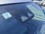 全てのクルマに車両検査証がついています。中古車オークション業界で確立された公正な基準を採用しています。トヨタ自動車によって、修復歴や状態を正しく判断できると認定された車両検査員が、1台1台検査し点数と