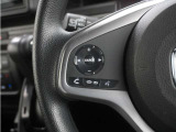 ハンドルにオーディオ操作用スイッチを備え、手を放さずに操作可能。安全性と利便性を両立しています。