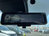 スマートルームミラーでルームミラーに映る後方視界が乗員で遮られるときや、夜間や悪天候で確認しづらいときも、車両後方にあるカメラの映像を映し出すことで視界をクリアに保ちます