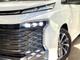 【LEDヘッドライト】悪天候や夜間走行時も良好な視界を確保し安心して運転できる高輝度LEDヘッドライトを装備!点灯速度が早く、消費電力も抑えられています。