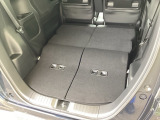 後席をすべて倒すことで広い荷室スペースが生まれ、大きな荷物も積み込みやすくなります。
