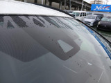 全てのクルマに車両検査証がついています。中古車オークション業界で確立された公正な基準を採用しています。トヨタ自動車によって、修復歴や状態を正しく判断できると認定された車両検査員が、1台1台検査し点数と