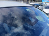 全てのクルマに車両検査証がついています。中古車オークション業界で確立された公正な基準を採用しています。トヨタ自動車によって、修復歴や状態を正しく判断できると認定された車両検査員が、1台1台検査し点数と
