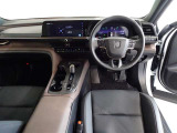 革巻きステアリングで快適な操作性の運転席です。