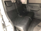 【後部座席】も当然、綺麗・清潔に仕上げております。内装の綺麗なお車は気持ちが良いですし、コンディションのいい車が多いです。これもオススメの1台です。