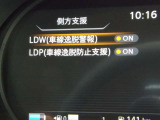LDW+LDP 意図せず走行車線を逸脱しそうな場合、警報とともに、ハンドル振動で注意を喚起。さらに車線内に戻す方向に力を短時間発生させ、ドライバーがクルマを車線内に戻す操作を促します。