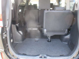 リアシートを倒せばさらに大きな荷物が積むことができます。レジャーや荷物運びにも活躍。ゴルフ、スノボ、キャンプ等使い道は多くありますよ