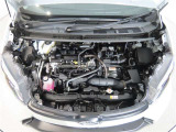 車にとって、とても大切な部分のエンジンルーム。綺麗に清掃済みで安心です。