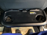 前席背面には格納式のテーブルも装備。食事やスマホ・タブレットでの動画視聴など様々な用途で活躍します。サイドにはちょっとした荷物がかけれて便利なコンビニフック付きです。