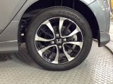 純正アルミホイールです。足元が引き立つので、車全体のイメージがアップしますよ!