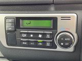 【オートエアコン】一度お好みの温度に設定すれば、車内の温度を検知し風量や温度を自動で調整。暑い&hellip;寒い&hellip;と何度もスイッチ操作をする必要はありません。快適な車内空間には必須の機能ですね♪