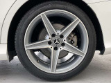■純正18inアルミホイール/MBロゴ入ブレーキキャリパー/輸入車専門・国産車専門・バイク専門メカニックも在中しておりますので、整備だけでも依頼したいというお客様へのニーズもお答えいたします!