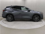 歩行者検知機能付衝突回避支援型プリクラッシュセーフティ、LDA、AHS、レーダークルーズコントロールをセットにした「Lexus Safety System +」を装備しています。