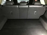 ラゲージルーム!後ろのシートは片方ずつ倒せます。乗る人や積む荷物に応じてアレンジが可能ですので多彩に使えてとても便利です。