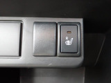 運転席シートには、シートヒーターが付いてるので、寒い時期にはありがたい装備です。