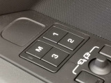運転席に3パターンのメモリーが登録可能 運転中やドライブの間の一休みなどお好みのポジションを登録可能です。