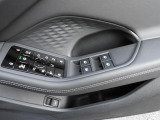 シンプルさと機能性が両立しており、ドイツ車らしい良いインテリアになっています。手の込んだ手法で静かで快適な室内を実現させています。