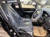 運転席はシートリフターが装備されています。