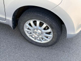 タイヤ残り溝が1.6mmになる目安として「スリップサイン」が設けられています。この車はまだまだ残っておりますので、安心してお乗り頂けます!