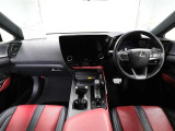 上質で落ち着いた印象のインパネ。視界も広々で運転しやすいです。