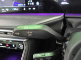 オプションのマトリクスLEDヘッドライトを装備しています。通常はハイビームで走行し、対向車や前走車を眩惑しそうな部分だけ光軸を下げるなど、最適な照射を実現いたします。