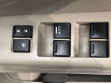 パワーウィンドのスイッチです。運転席に座りながら、助手席や後席の窓を開け閉めできるので大変便利ですよ。
