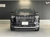 7スロットルグリルはJeep伝統の証です。SUVのみにこだわり続けている伝統あるJeep車へお乗り頂いてみてはいかがですか?