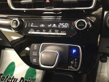 オートエアコンからはナノイーXが放出されます。インパネの運転席側吹き出し口から室内に放出され、車室内を快適な空気環境に導きます!機能の詳細につきましては、展示店舗までお尋ねください。