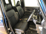 運転席の座面高さを調整できるシートリフターが付いています。フロントシートはベンチシートを採用で、座面も広く使い勝手もいいですよ♪