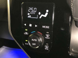 オートエアコンです。車内を快適な状態に自動調整してくれます。また、駐車時などイグニッションOFF状態の時に外気モードになるので、車内のこもり臭を防いでくれます。