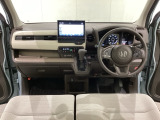 車内は光触媒抗菌消臭施工済です。スタイリッシュなデザインで暖かみのあるインパネ周りを演出します。グローブボックスやカップホルダーのほかにトレーなどたくさんの収納スペースが装備されています。