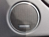 【Meridianサラウンドサウンドシステム OP価格￥30,000】イギリスの老舗オーディオブランドで音質が良く、ドライブ中の音楽をより一層楽しませてくれます。
