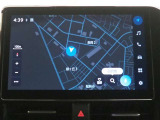 ディスプレイオーディオ(コネクティッドナビ対応)PLUS搭載。T-Connectご契約で2028年2月まで無償で利用できるナビ(期限到来後は有償)と、解約後も利用できる車載ナビが搭載されています。