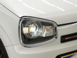 HIDヘッドライトです 通常のハロゲンヘッドライトと比較すると明るく太陽光に近い発色をします 夜間走行の視界も広くなり視認性もよくなるのではないでしょうか?