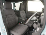 運転席のスペースはゆったりしていていながらも、腰のホールドを増やし長時間乗っても疲れにくいシートとなっております。また座面も頻繁な乗り降りでも破れにくい縫製となっております。