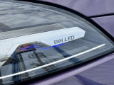 LEDヘッドライト。先進のLEDテクノロジーを採用。照射される白色光の周波特性は太陽に近く、バイキセノンヘッドライトを上回るコントラストでさらに明るく輝きます。悪天候の日でも優れた視認性を発揮します。