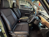フロントシートのお写真です。 広い足元と、ゆったり座れるシートは長時間の運転でも疲れにくくなっております♪