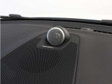 【Bowers&Wilkins】世界のオーディオファン垂涎のプレミアムサウンドシステムを搭載。コンサートホールのベストポジションに相当する音場空間を忠実に再現。乗る人すべてに驚きの音響体験を提供します