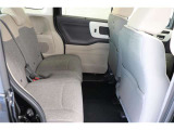 後席シートは分割可倒式。乗せる荷物や乗車人数に合わせて片側ずつ倒すことが出来ます。