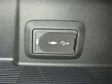 充電用USB端子付き。スマートフォンなどの充電に便利です。