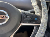 プロパイロット搭載セレナがアクセル、ブレーキを自動でコントロールして前のクルマとの車間距離を保つ手助けをします。