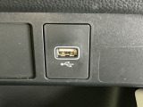 USB入力端子ついてます。USBメモリを接続して音楽ファイル、画像ファイル、動画ファイルなどをナビ画面で楽しめます ※一部のディスプレイオーディオ、CDチューナーの場合は音楽ファイルのみとなります