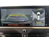 パノラミックビューモニター付きです。車両を上から見たような映像をモニター画面に表示。運転席からの目視では見にくい、車両周辺の状況をリアルタイムでしっかり確認できます。