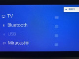 AM/FMチューナー、フルセグTV、Bluetooth、USB入力(動画・音楽再生)、スマートフォン連携機能が使用可能です。詳細につきましては、展示店舗までお尋ねください。