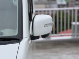 狭い駐車場でも安心。スイッチ操作だけでドアミラーの格納展開が可能。電動格納式リモコンドアミラー!